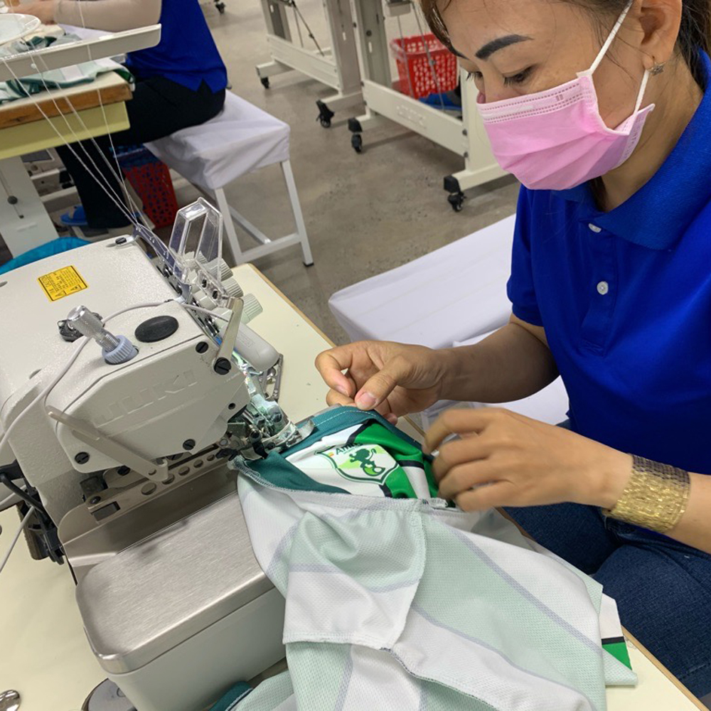 ベトナム縫製工場での縫製作業 - JUKIオーバーロックミシン