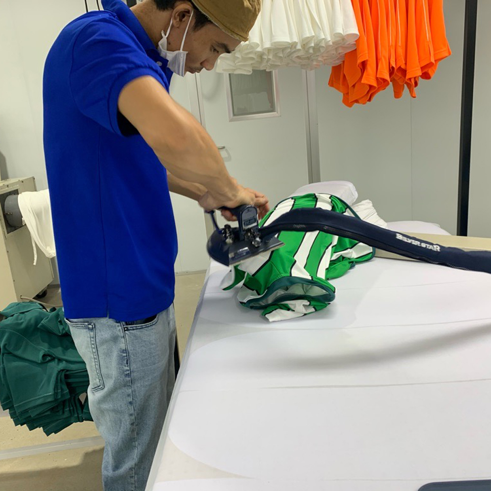 ベトナム縫製工場でのアイロン仕上げ