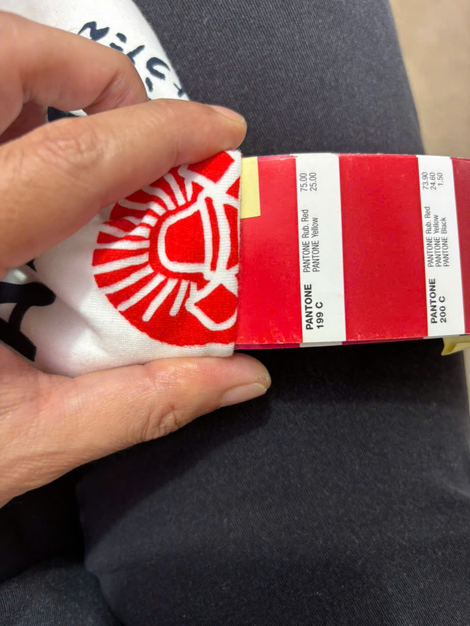 PANTONEカラーチェック - 色味の品質管理