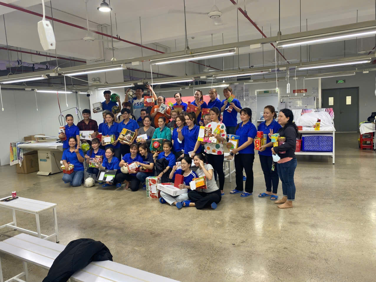 SPeeDベトナム工場スタッフ集合写真