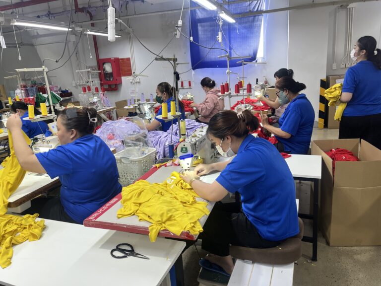 稼働するベトナム自社工場の縫製ライン