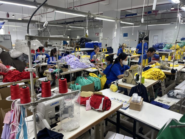 稼働するベトナム自社工場の縫製ライン
