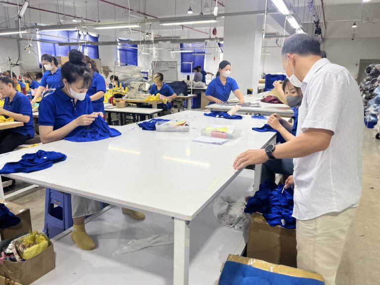 日本人スタッフが縫製品を日本品質基準で検品している様子