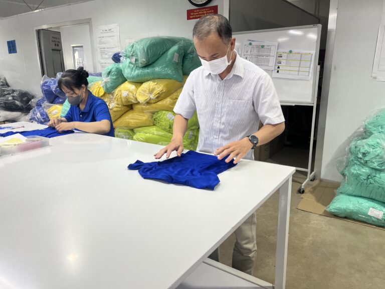 日本品質に近い基準で縫製品を検品・仕上げしている様子