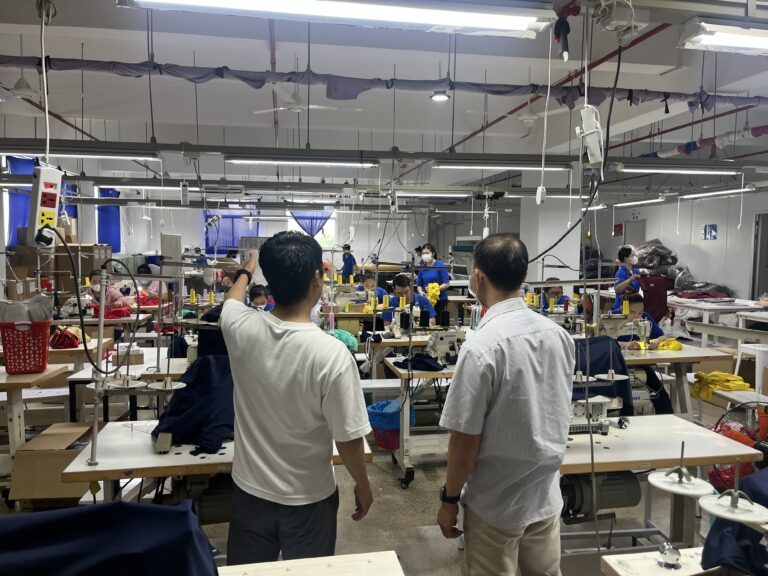 日本人スタッフがベトナム自社工場の生産ラインを直接管理している様子