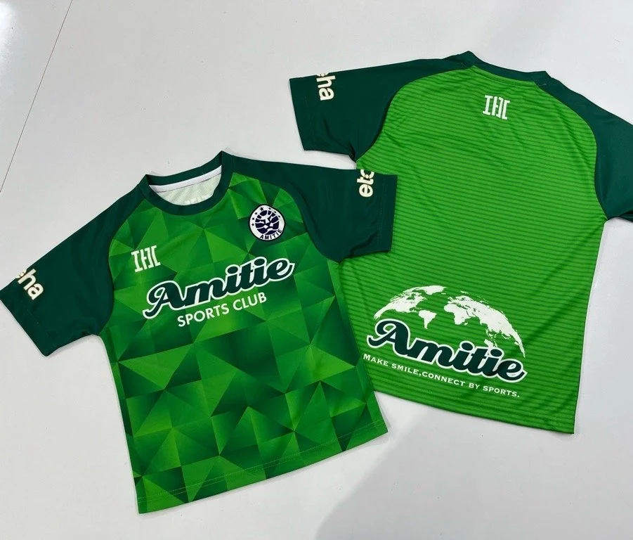 Amitie Sports Club のサッカーユニフォーム(トップス 前面・背面)|ベトナム自社工場でフル昇華転写により5年継続生産