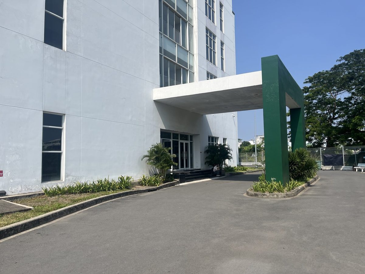 工場が入る建物のエントランス|ベトナム・タイニン省ロンハウ工業団地