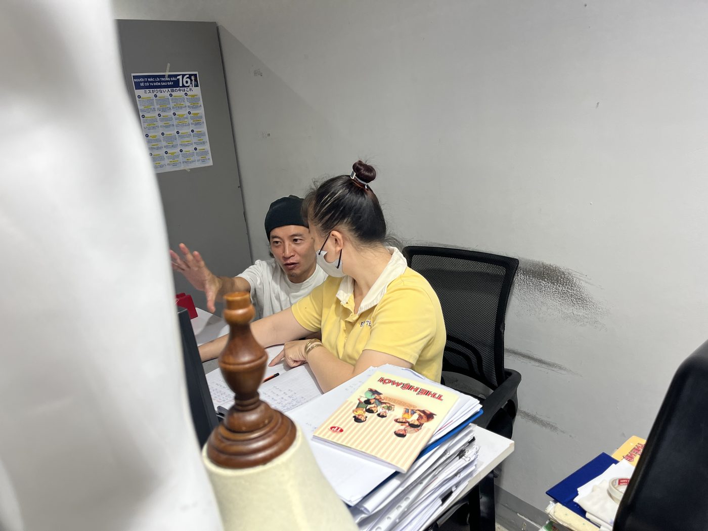 工場に常駐する日本人生産管理者が現地スタッフと打ち合わせる様子