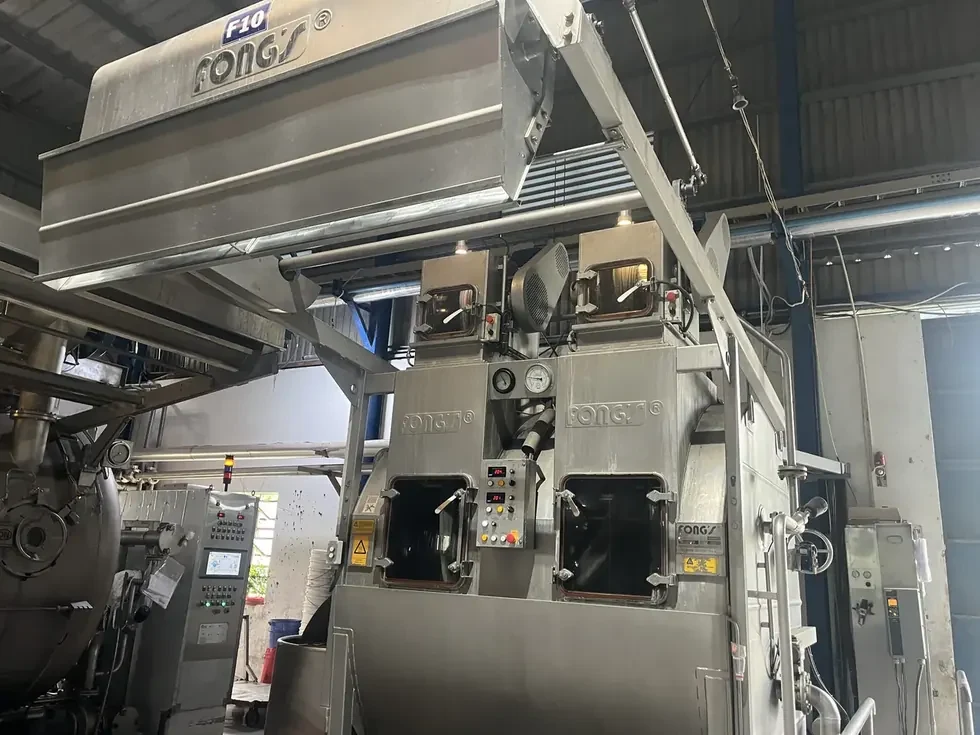 工業用染色機（Fong's）。色ムラを抑える