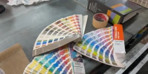 Pantoneカラーガイド。目標の色を番号で指定する
