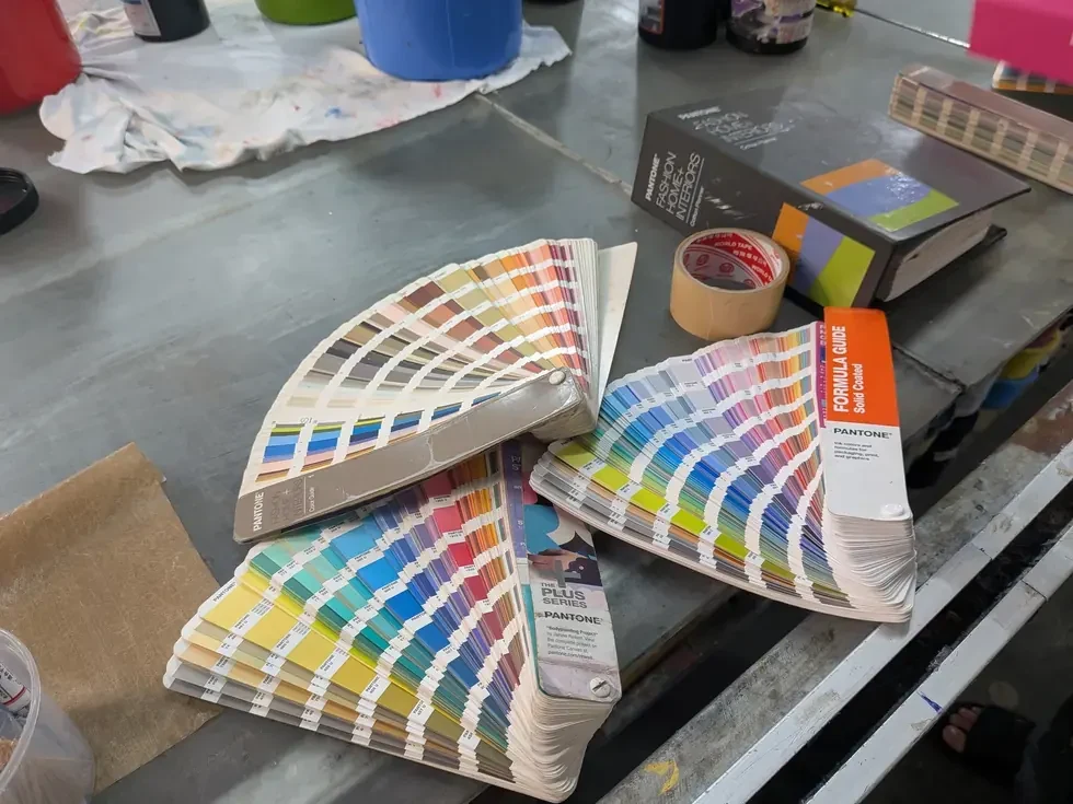 Pantoneカラーガイド。目標の色を番号で指定する