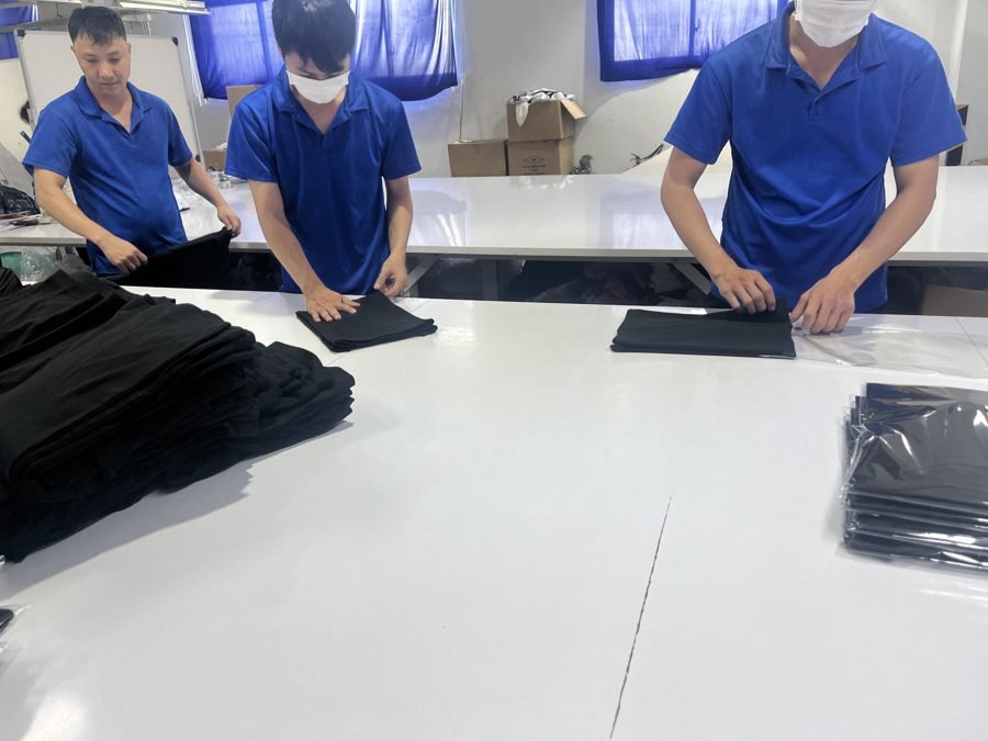 仕上がった製品をたたみ、個包装の準備をしているスタッフ